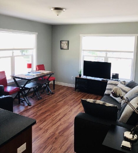Building Photo - Gorgeous Downtown Condo