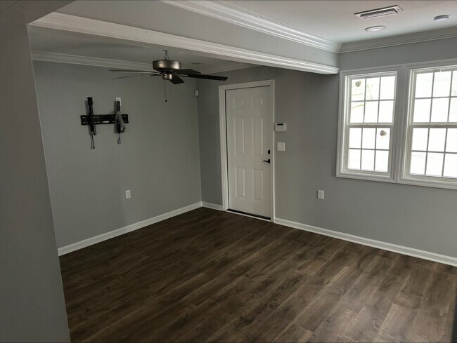 Vista del dormitorio trasero - 209 W Ann St