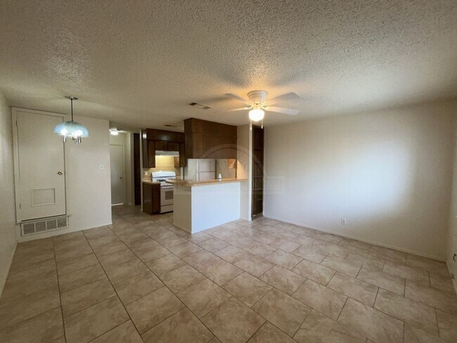 Foto del edificio - 2210 Silverway Dr