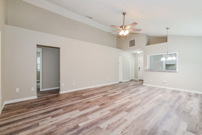Building Photo - 550 Conure St