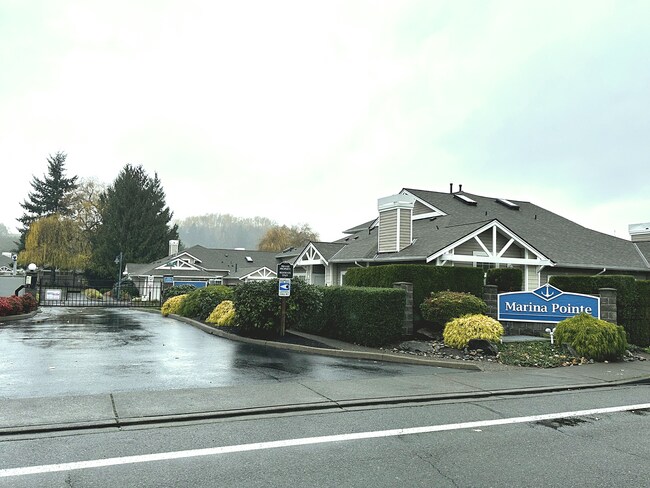 Foto del edificio - Elegant Gated Townhome with Main-Floor Primary Suite at Marina Pointe Kent