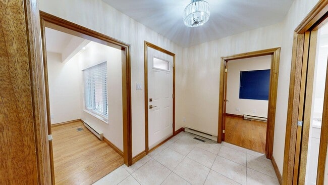 Photo du bâtiment - GORGEOUS NEWLY RENOVATED TWO BEDROOM MAIN ...