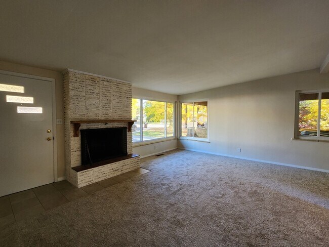 Building Photo - 1609 Crestmore Pl