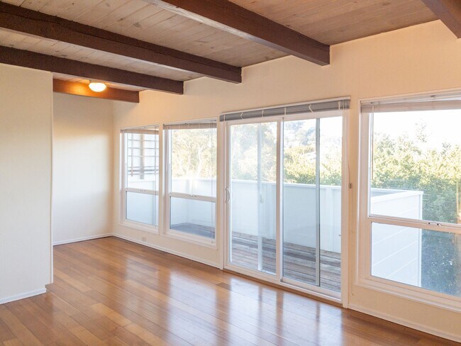 Building Photo - Beautiful 1 BD/ 1BA Apartment! Parking! Laundry! PROGRESSIVE