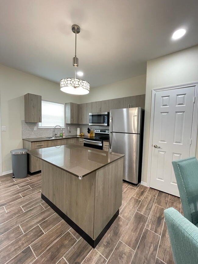 Kitchen - 1602 W Greenwich St