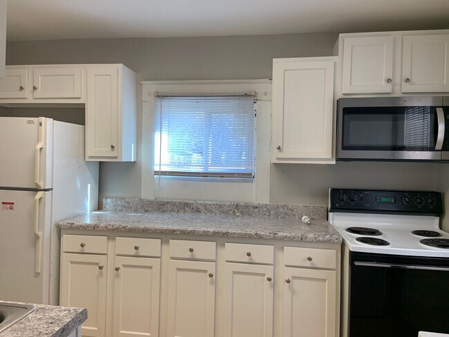 Building Photo - Glenwood area 2 BR convenient to UNCG & Co...
