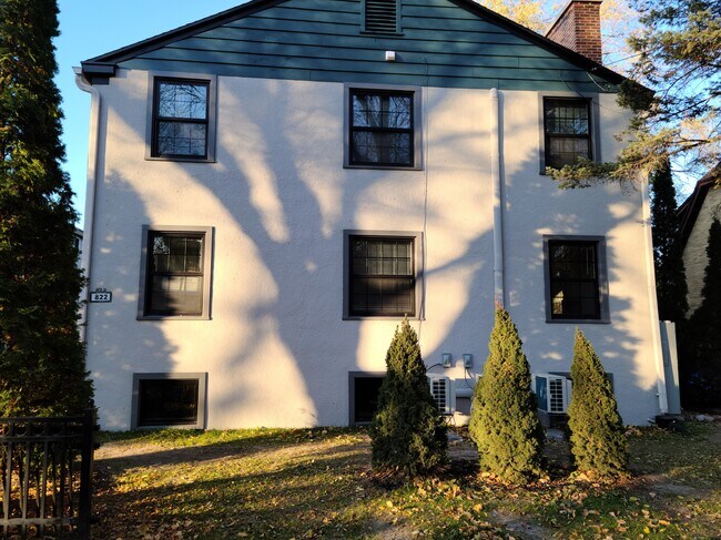 Building Photo - 826 W Lakeside St