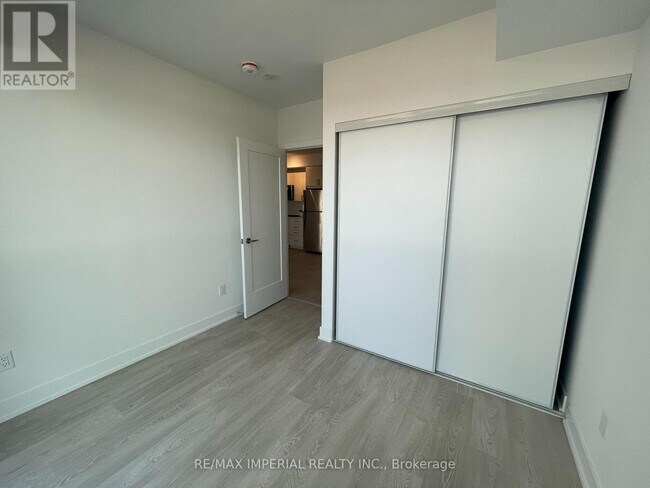 Photo du bâtiment - 2545 Simcoe St N