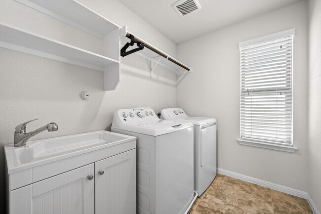 Foto del edificio - 127 Iron Rail Rd