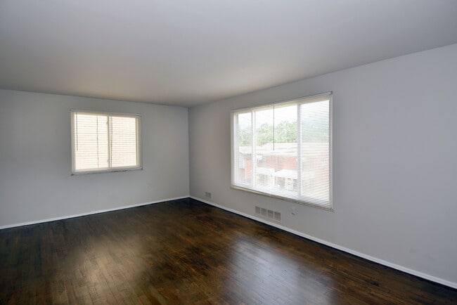Pisos de madera originales restaurados en toda la casa. - 3152 Glendale Ave