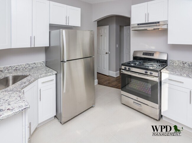 Foto del edificio - 943 W 78th St