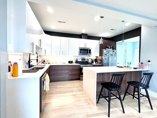 Foto del edificio - BROOKLINE 3 BED/2 BATH WITH CENTRAL AIR & IN-UNIT LAUNDRY!