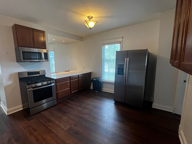 Stainless steel and quartzite countertops with an eat in bar area - 847 Elm St