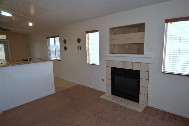 Building Photo - 2BR Plus Bonus Room in the NW!