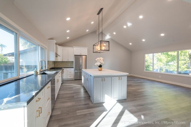 Foto del edificio - Spacious custom 4 bedroom home with pool and 2 car garage!