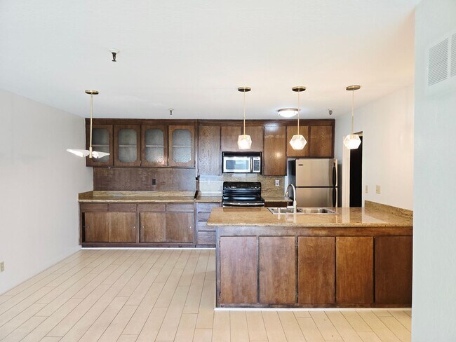 Building Photo - Top Floor Condo Unit