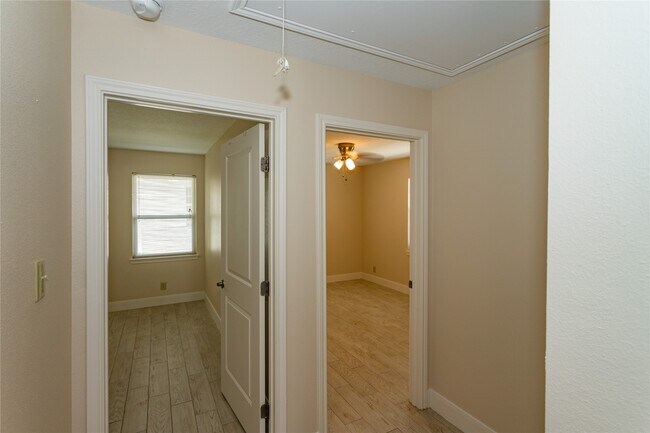 Building Photo - 9714 Cedardale Dr