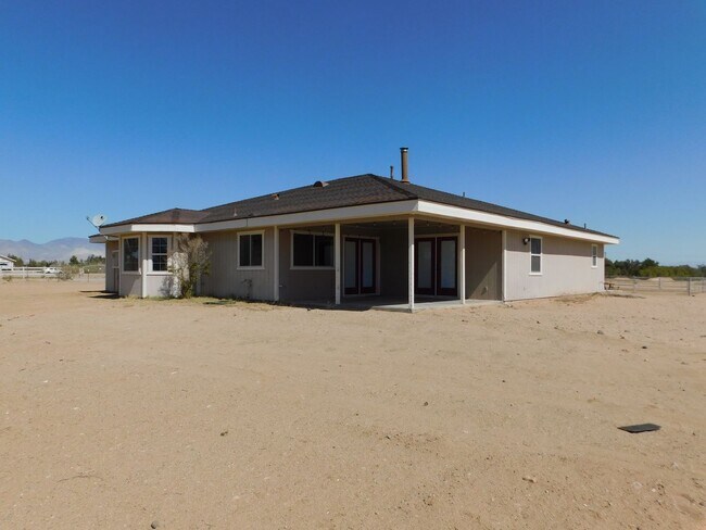 Foto del edificio - BEAUTIFUL 4BD/3BA HOME ON 2.53 ACRES!!!