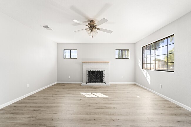 Building Photo - 2 Dawn Dr