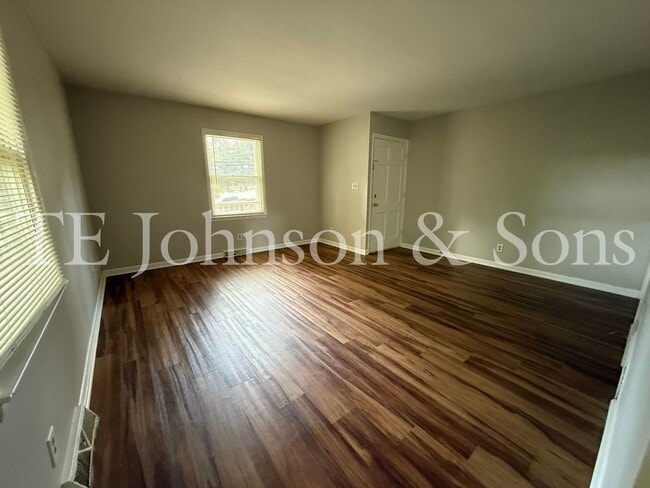 Building Photo - A Great Ardmore Townhouse Waiting For You!