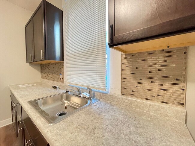 Foto del edificio - Home on Kastner: 100% Off First Full Month...