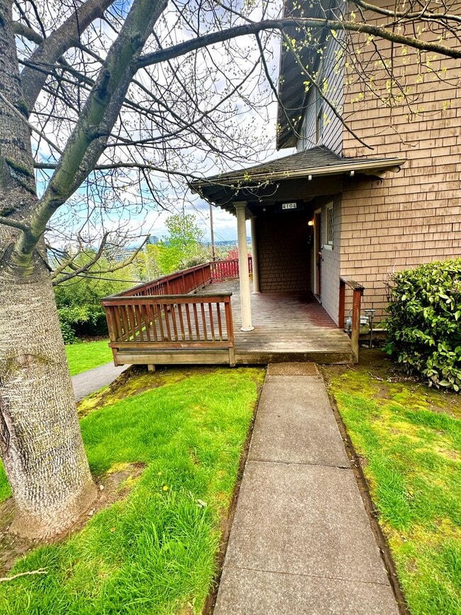 Building Photo - 1 Bedroom 1 Bath Top Floor Unit with HUGE ...