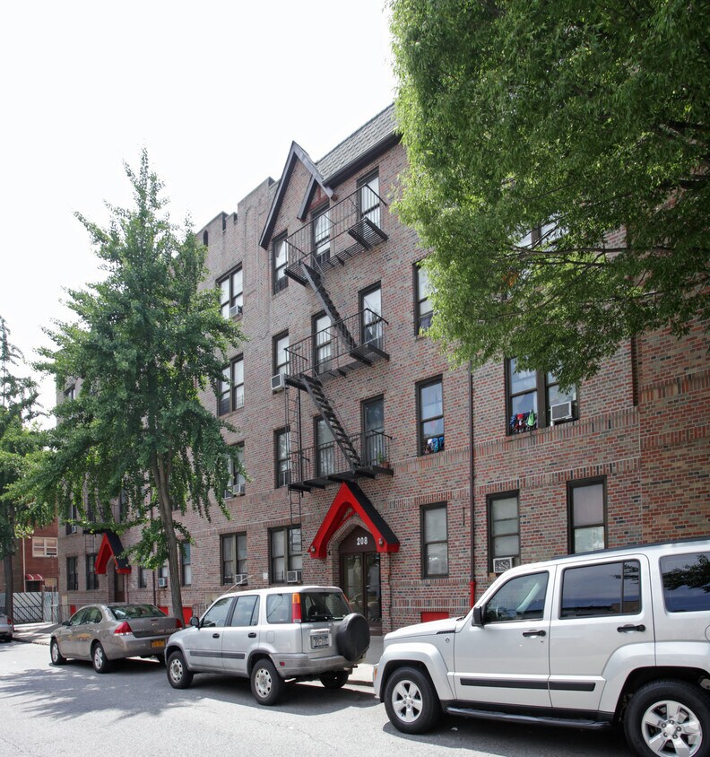 Foto principal - 208 Gelston Ave