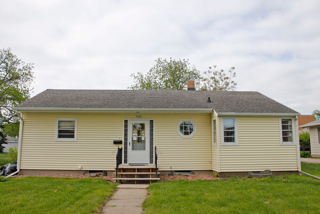 1444 7th St, Brookings, SD 57006 House Rental in Brookings, SD