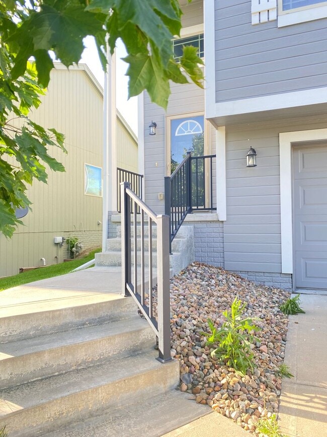 Building Photo - 1/2 MONTH OFF SUMMER MOVING SPECIAL!!! Upd...
