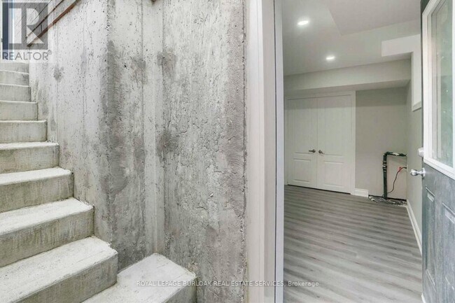 Building Photo - 1529 Devine Pt