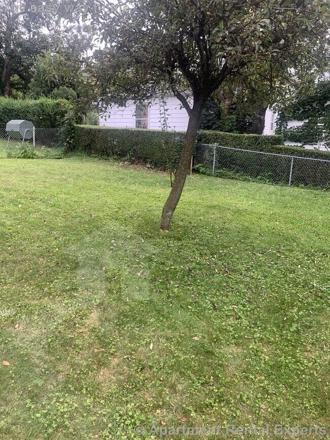 Building Photo - Watertown 2+ Bedroom - Parking Included
