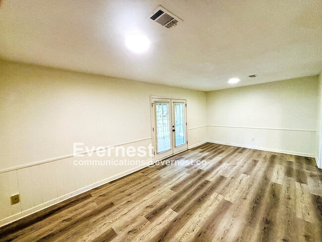 Foto del edificio - Charming 3-Bedroom Home in Prime Location ...