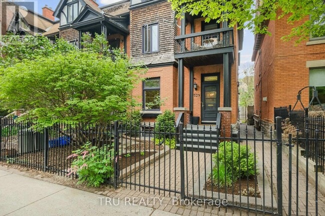 Building Photo - 529 Besserer St