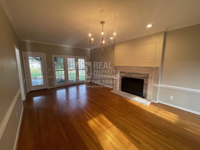 Building Photo - Stately 3Bd/2.5Ba Home w/ Bonus room in Re...