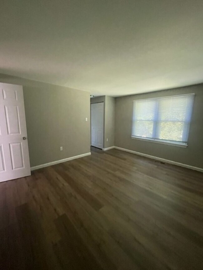 Building Photo - BEAUTIFUL RENOVATED END UNIT TH IN GERMANTOWN