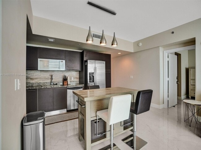 Building Photo - 950 Brickell Bay Dr