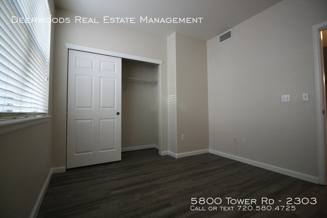 Foto del edificio - 5800 Tower Rd