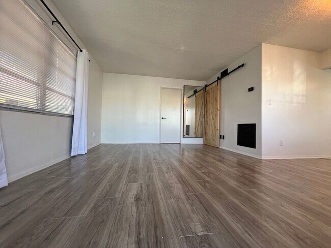 Building Photo - 1100 Martinique Dr
