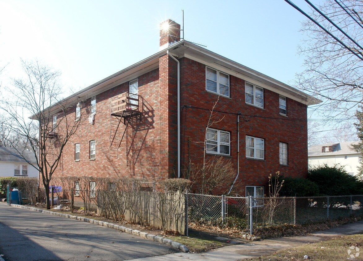 Building Photo - 2025 Oliver St