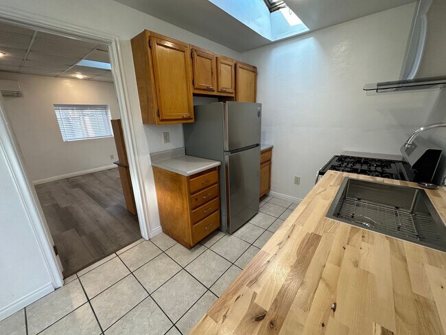 Foto del edificio - Beautifully remodeled 1-bed 1-bath centrally located in Artesia, CA