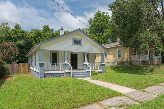 Foto del edificio - Cozy 3-Bedroom Home with Classic Charm in ...