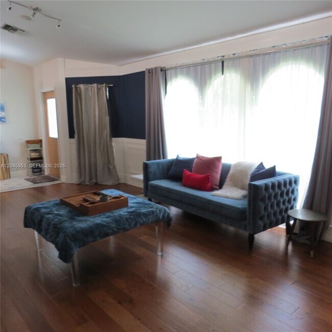 Foto del edificio - 542 N Cypress Dr