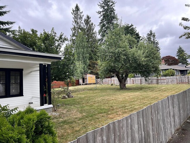 Foto del edificio - Beautifully Imperfect Character Craftsman Home! Eastside Olympia Home