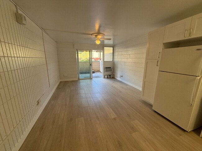 Building Photo - Sunset Lakeview 2 bedroom 1 bath with 1 assigned parking stall