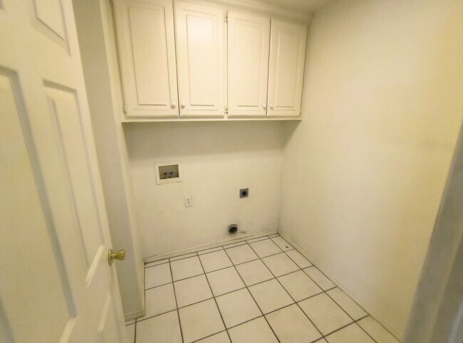 Foto del edificio - Beautiful 3-Bedroom, 2-Bath Home with Attached Garage and Prime Location