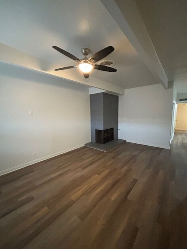 Foto del edificio - Clean 2 Bedroom / 1 Bathroom Condo Near Stockdale Hwy & Real Rd.