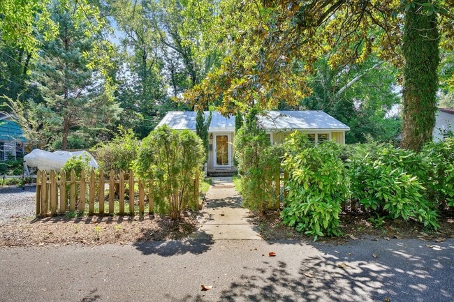 Building Photo - Fully Furnished Home with an Incredible Mi...