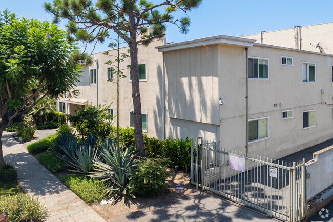 Estacionamiento cerrado - Pet Friendly Apartment Complex in South LA - Gated Parking, Laundry In-Units, Manager On-Site