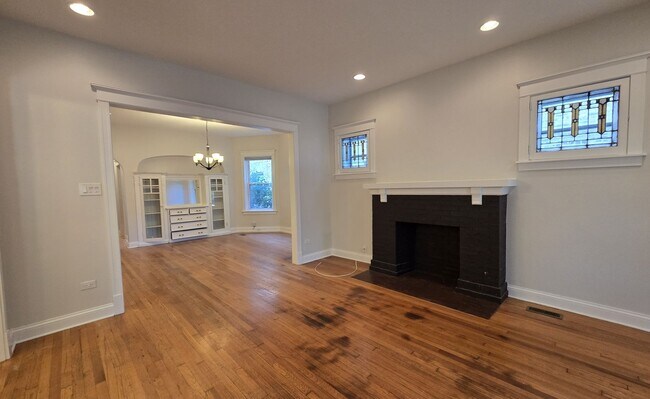 Building Photo - 4341 N Francisco Ave
