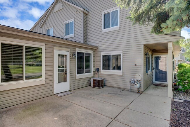 Building Photo - 15886 Griffon Ct
